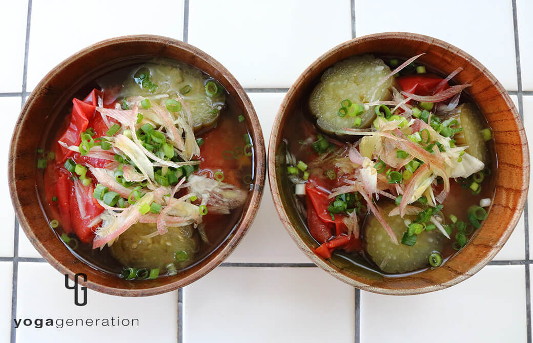 お椀に盛り付けたナスとトマトの梅干し味噌汁