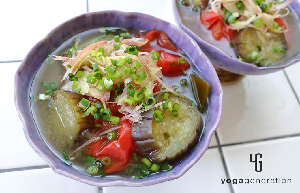 パープルの器に盛り付けたナスとトマトの梅干し味噌汁