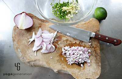 紫玉ネギ下ごしらえ