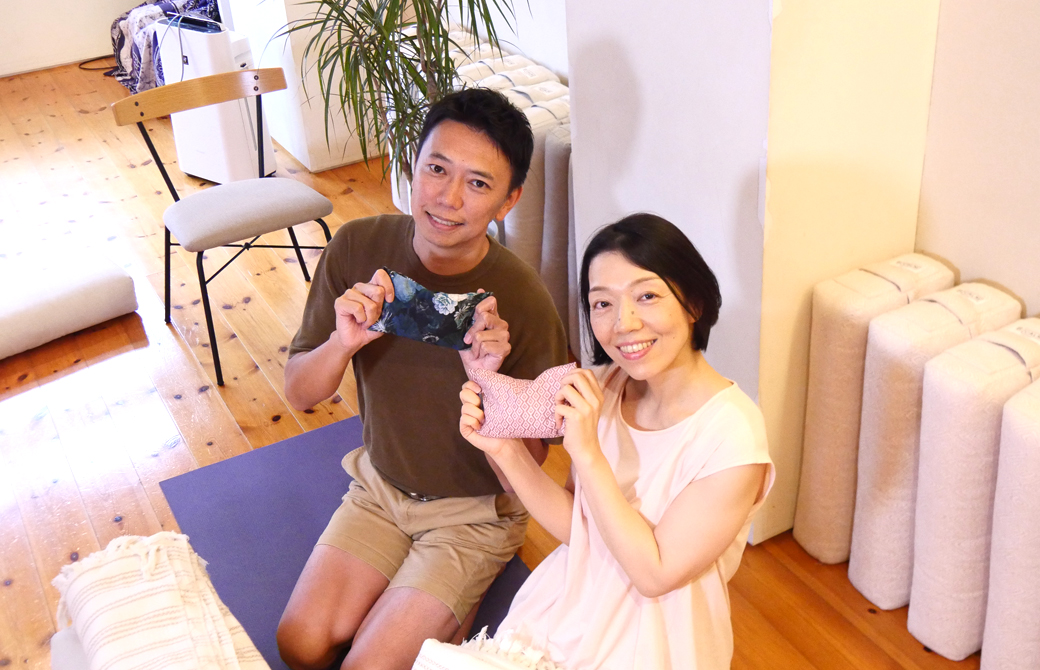 川原朋子先生とMIKIZOがアイピローを持っている