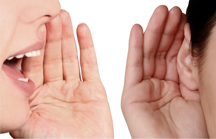 口に手を添えて話す人の口元とそれに耳を傾ける人の耳元