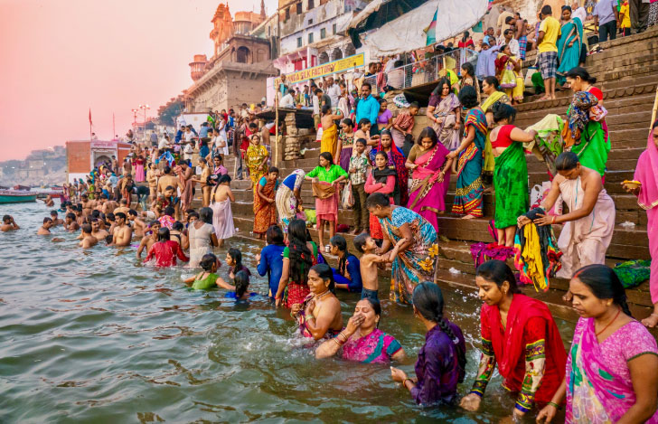 ガンジス川で沐浴する人々
