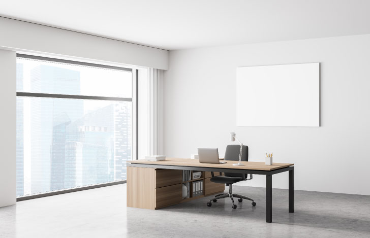 綺麗に整理整頓された机と部屋全体