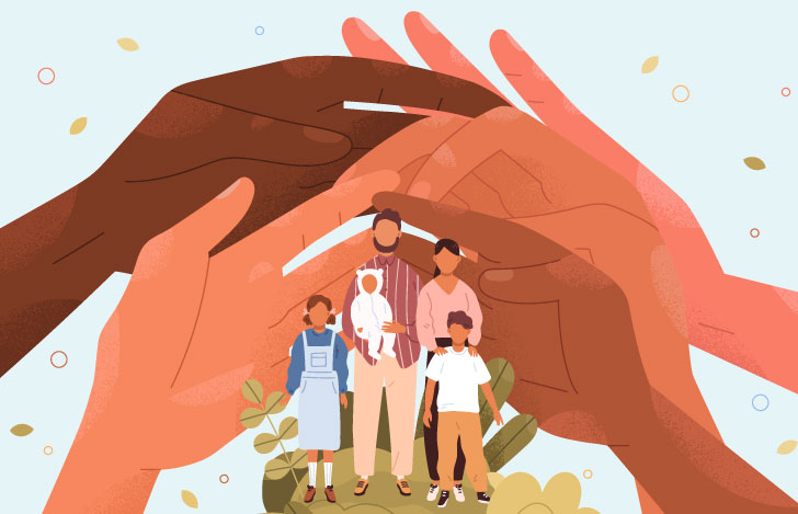 親子5人家族とそれを包み込むように重なる人の手のイラスト