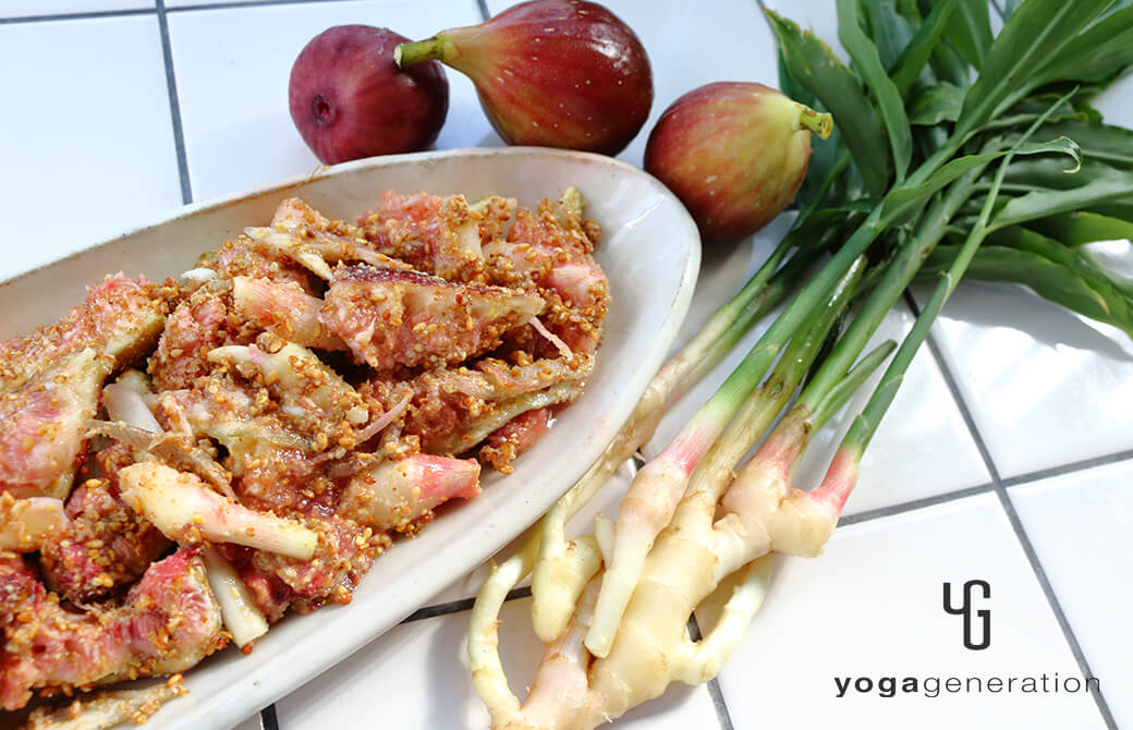 淡いピンクのお皿に盛り付けたイチジクとショウガの金ゴマ甘酢和え