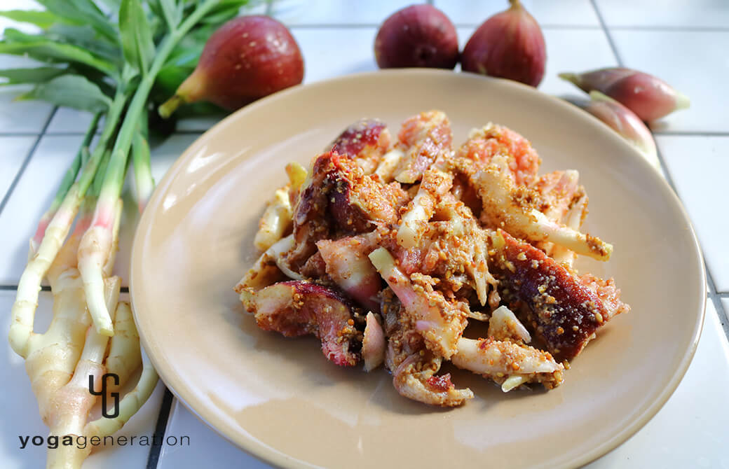 ベージュのお皿に盛り付けたイチジクとショウガの金ゴマ甘酢和え