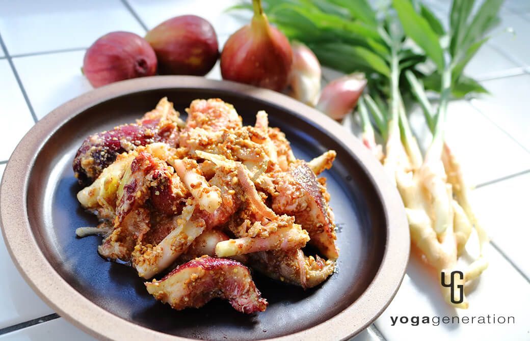 茶色のお皿に盛り付けたイチジクとショウガの金ゴマ甘酢和え