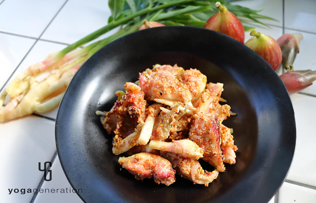 黒いのお皿に盛り付けたイチジクとショウガの金ゴマ甘酢和え