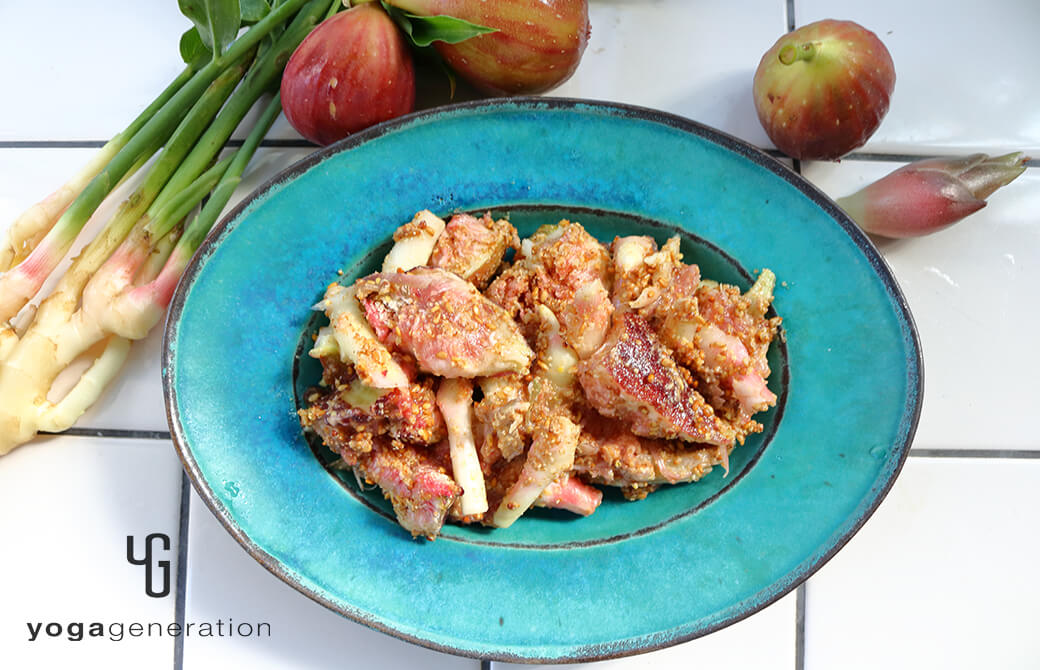 ターコイズブルーのお皿に盛り付けたイチジクとショウガの金ゴマ甘酢和え