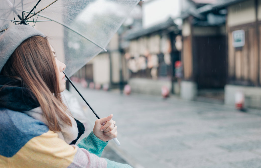 傘をさす女性