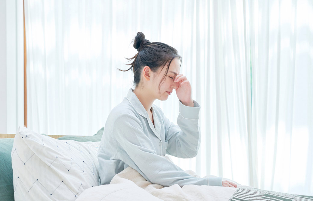 朝から頭痛の女性