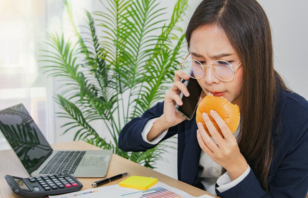 仕事しながらパンを食べる