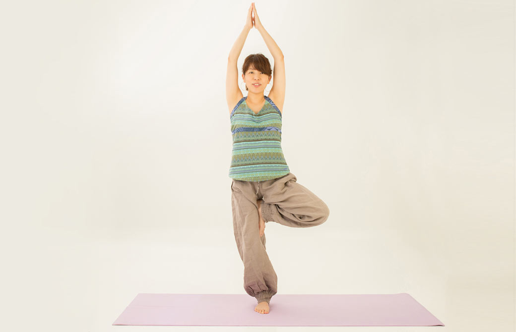 本の中にはヨガのポーズの紹介も