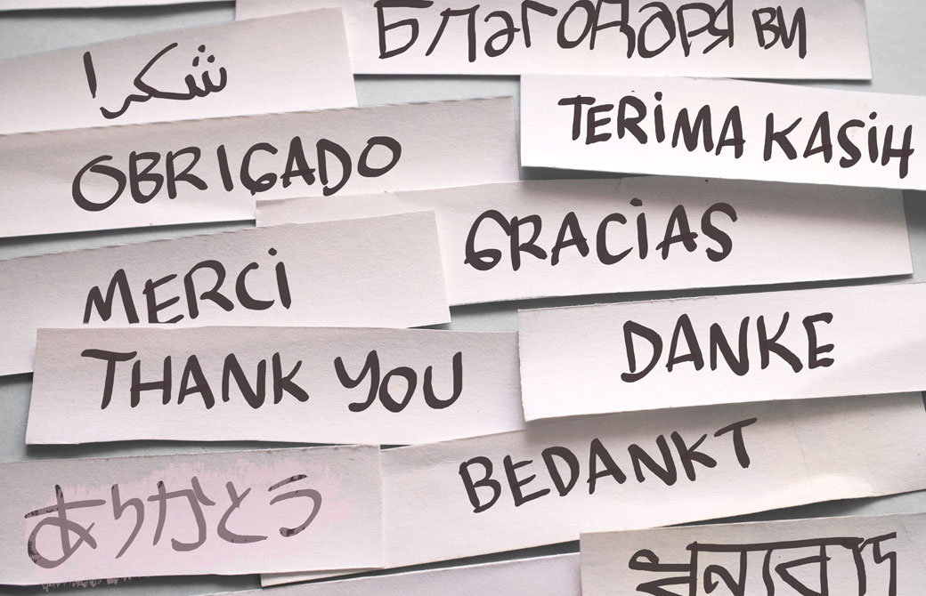 いろんな国のありがとうが紙に書かれている