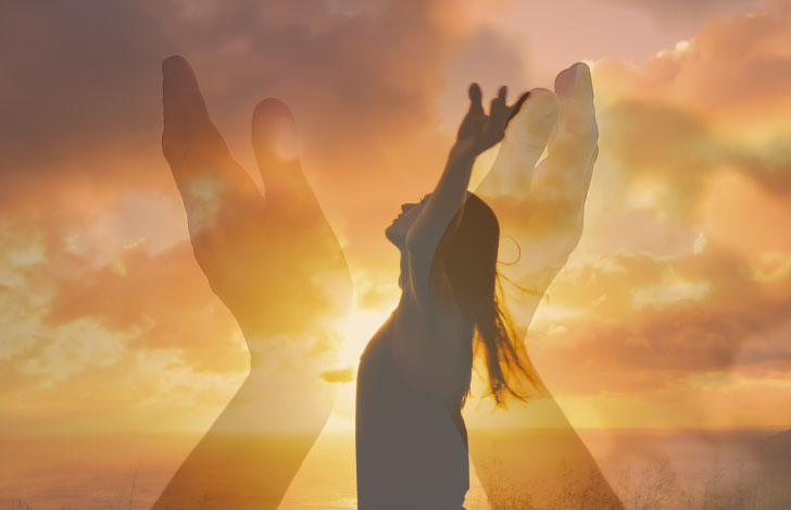 空に向かって両手を上げる女性と何かを手放すてのダブルイメージ