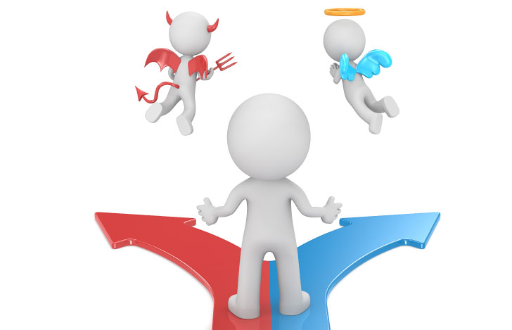 二つに分かれた道の間で道の先を行く天使と悪魔の後ろ姿を眺める一人の人