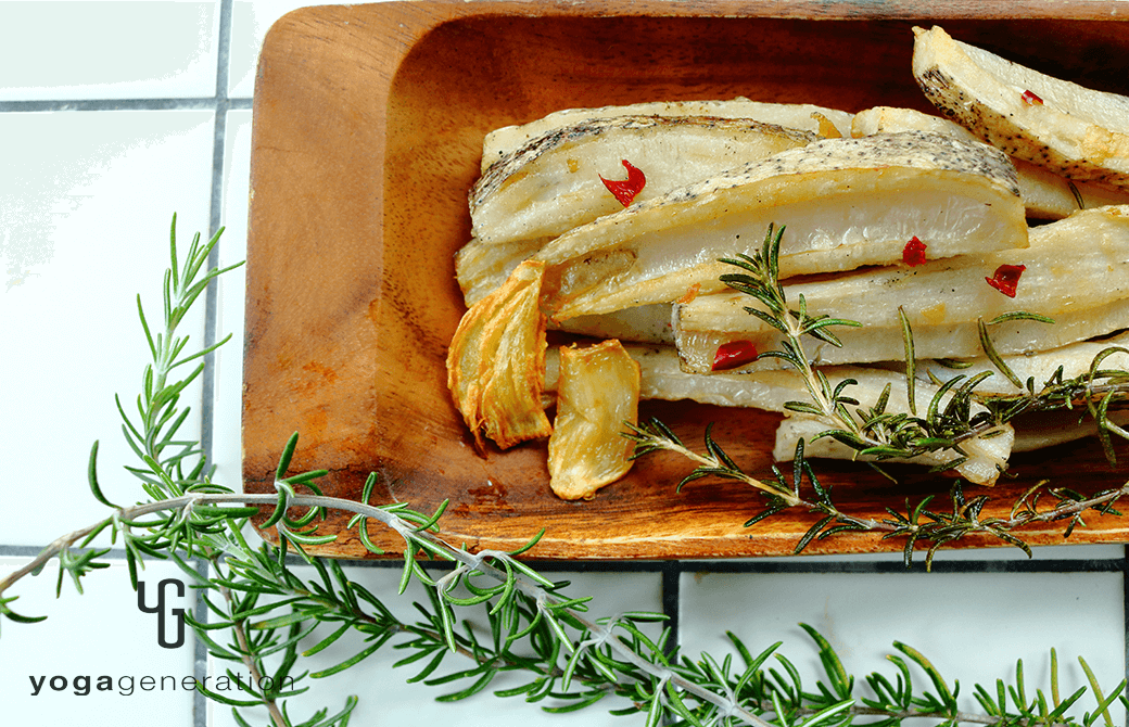 木の器に盛り付けたローズマリー香るレンコンのガーリックフライ