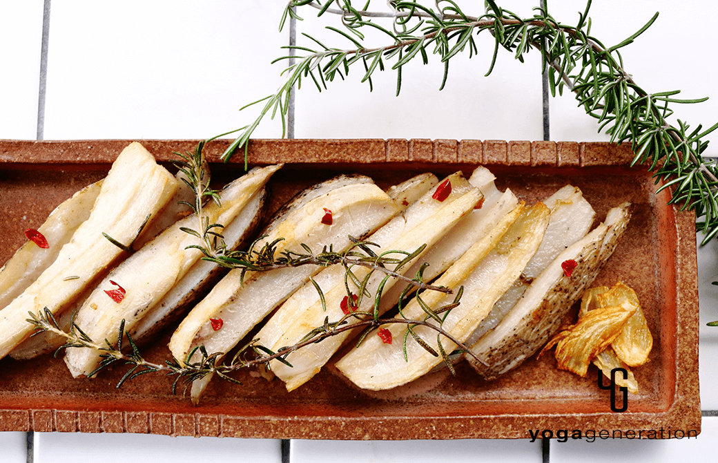 角皿に盛り付けたローズマリー香るレンコンのガーリックフライ