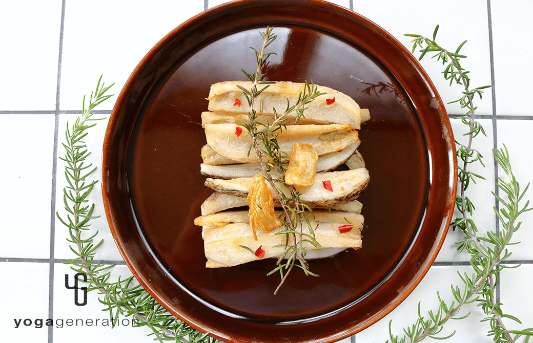 波佐見焼のお皿に盛り付けたローズマリー香るレンコンのガーリックフライ