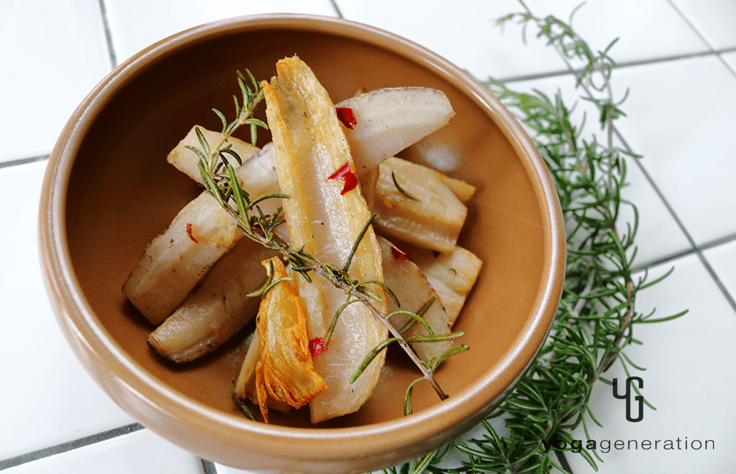 焚き火のように盛り付けたローズマリー香るレンコンのガーリックフライ