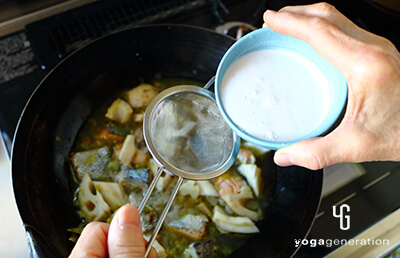 ココナッツミルク投入