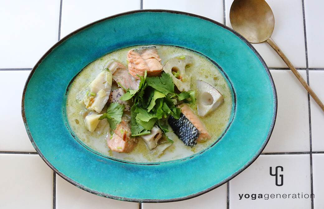 ターコイズブルーのお皿に盛り付けたレンコンと鮭のココナッツミルクカレー