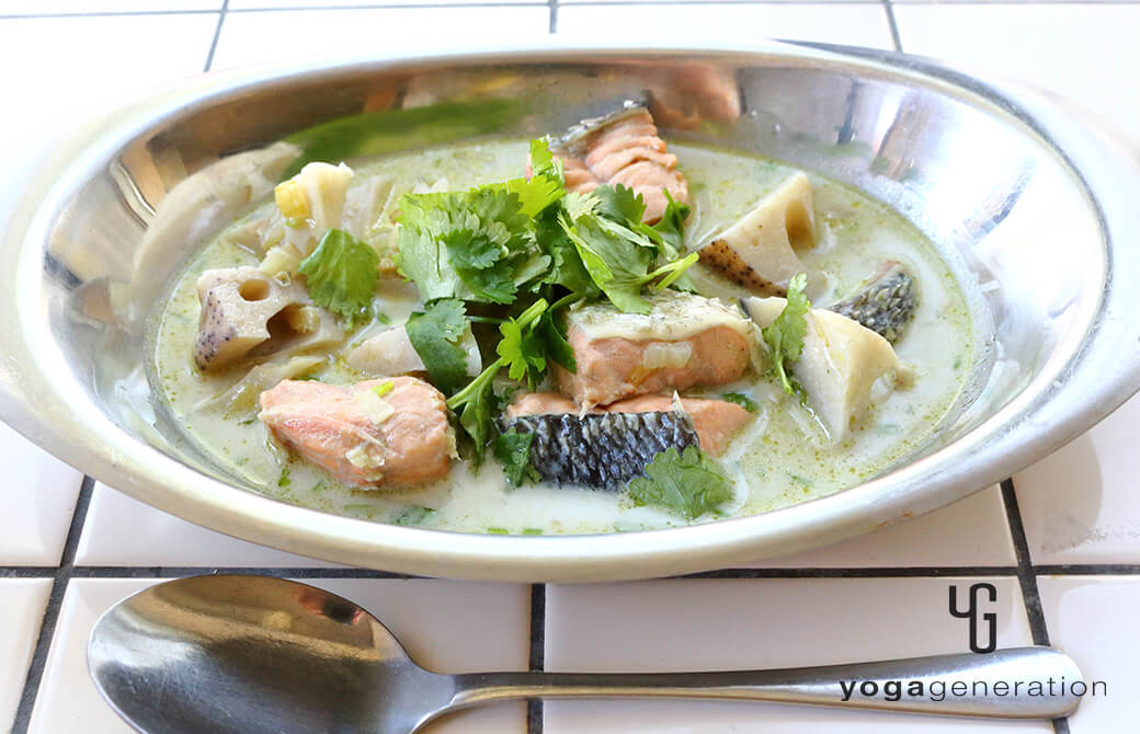 シルバーのお皿に盛り付けたレンコンと鮭のココナッツミルクカレー