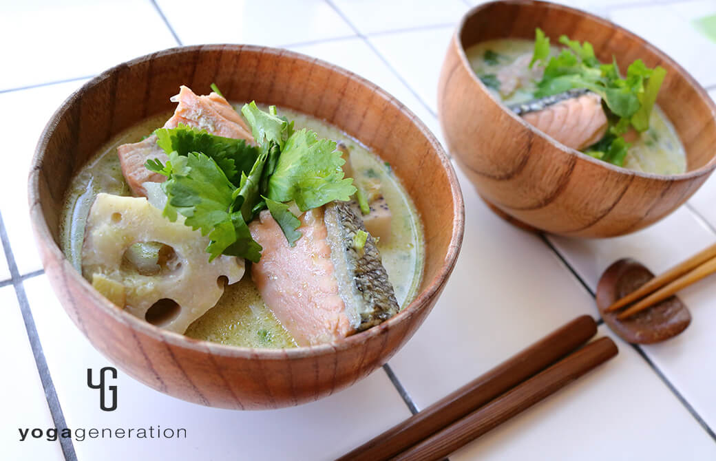 お椀に盛り付けたレンコンと鮭のココナッツミルクカレー