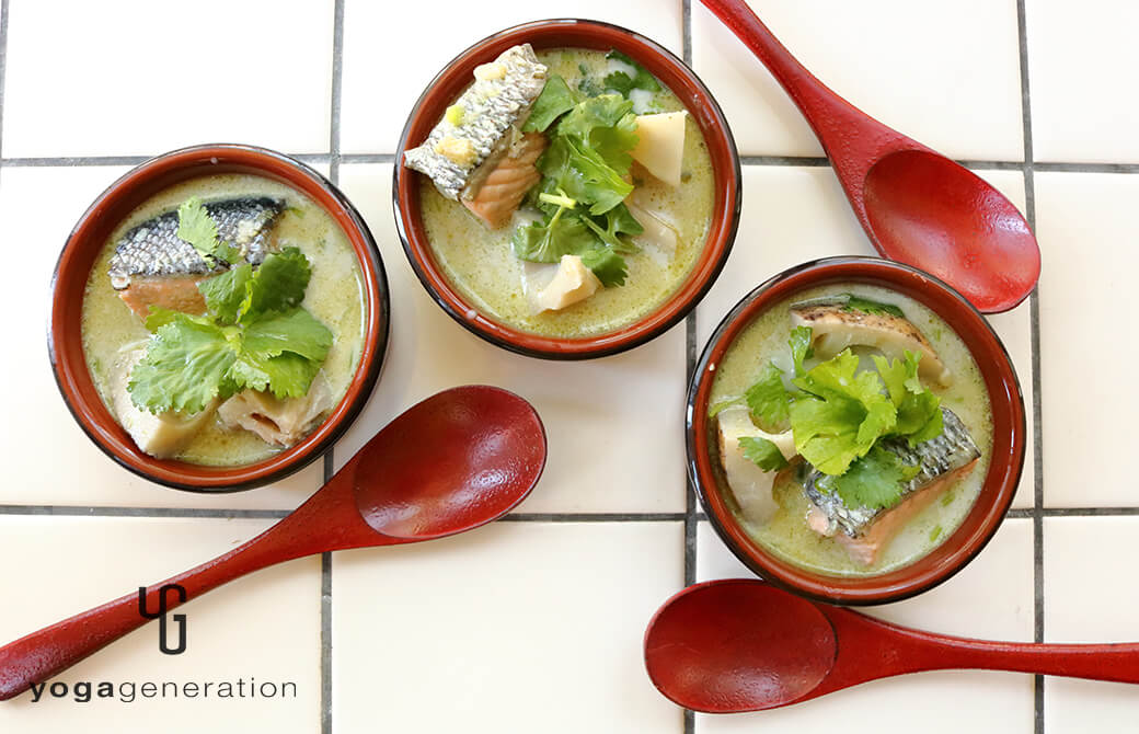 前菜風に盛り付けたレンコンと鮭のココナッツミルクカレー