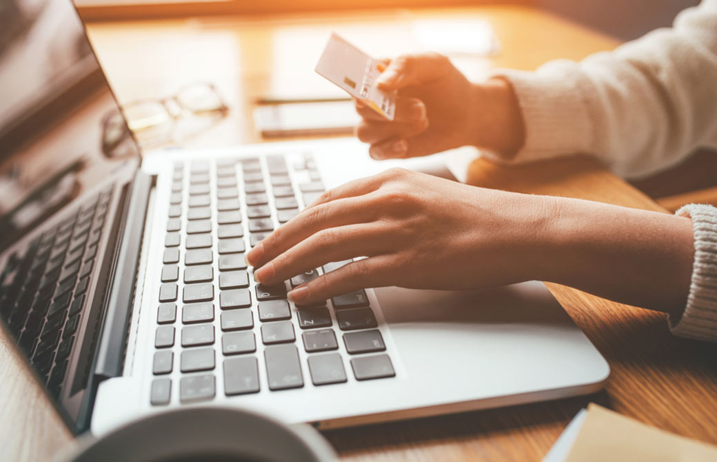 パソコンで買い物をする女性