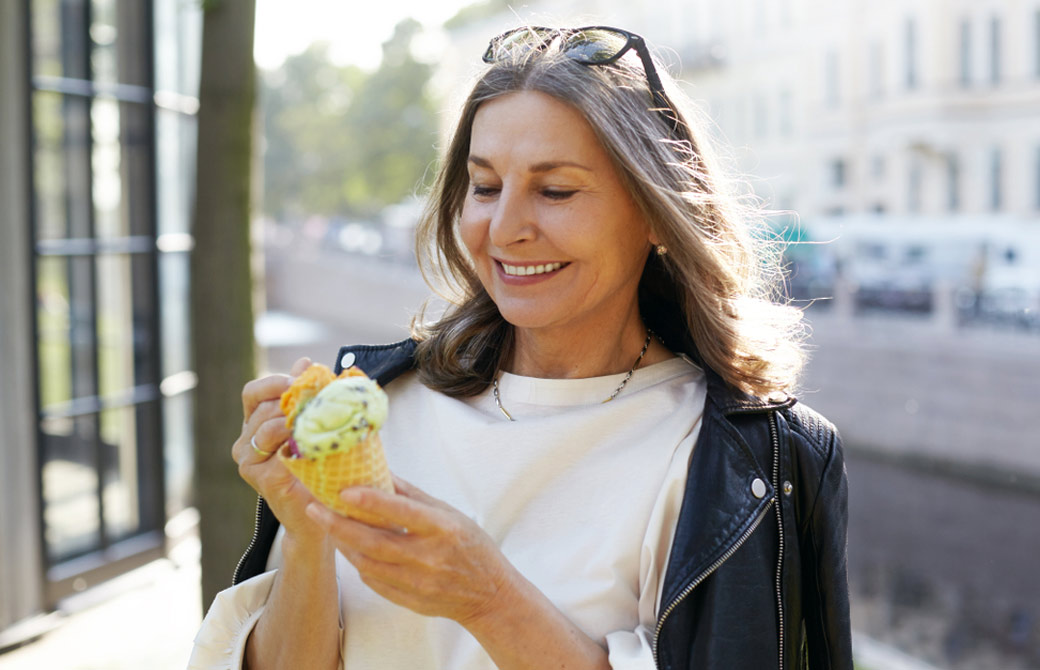 ジェラートを食べるシニア女