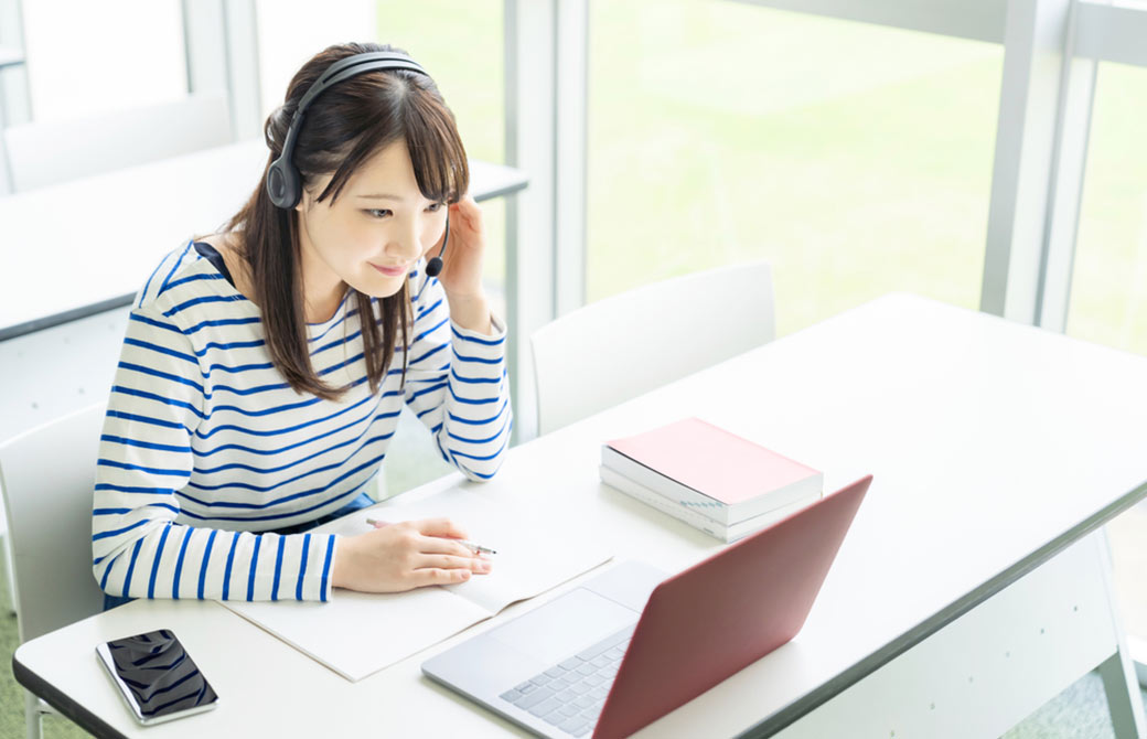オンライン講座を受ける女性