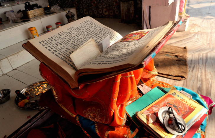 開かれた古い本とティンシャ