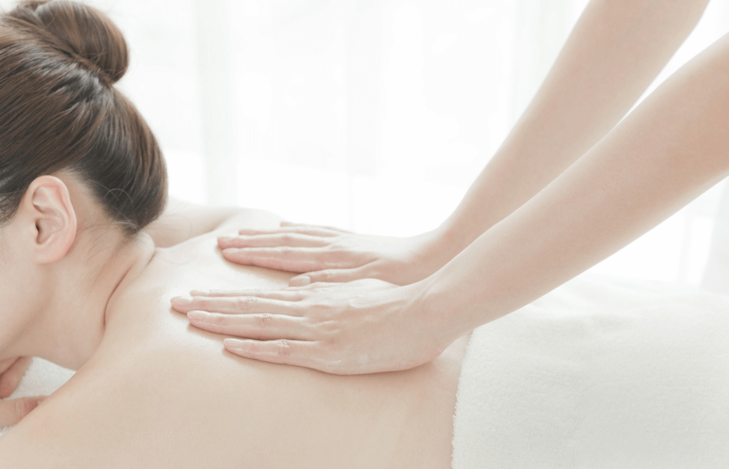 マッサージ中の女性 yoru_oxytocin_1