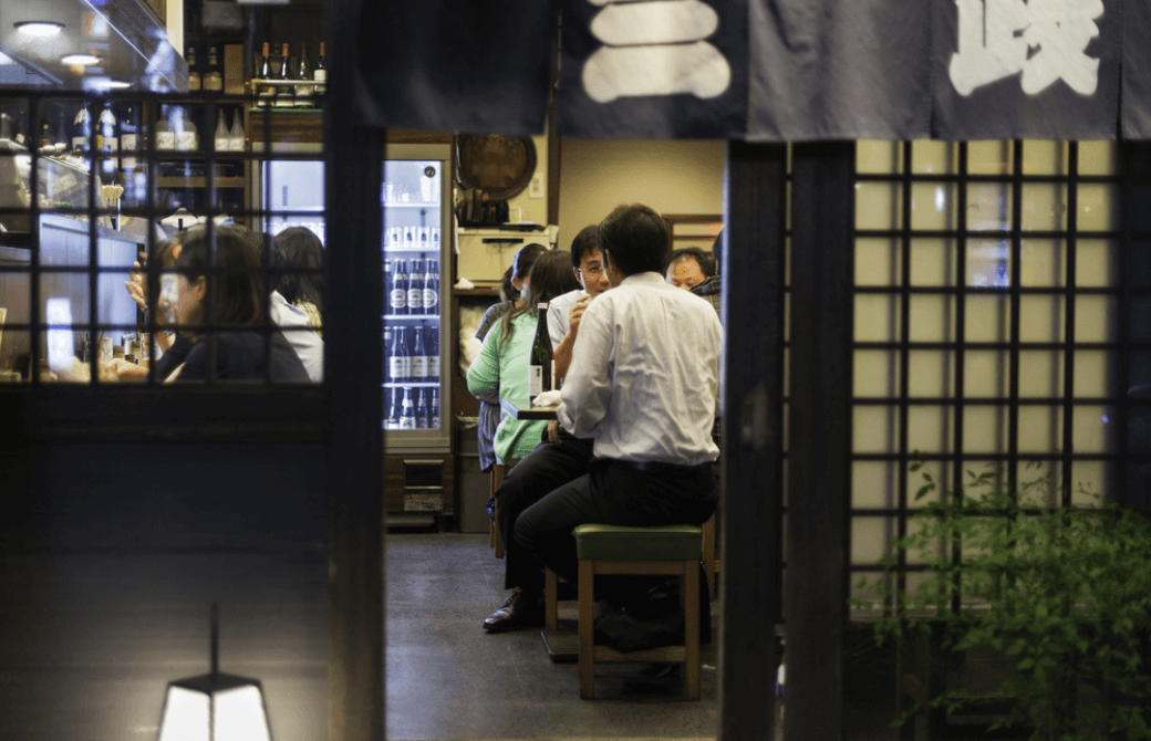 会社帰りに飲んでいるサラリーマン