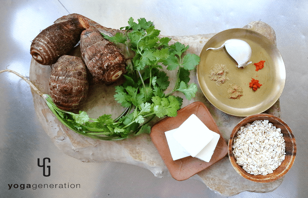 材料のサトイモやクリームチーズ、パクチーなど