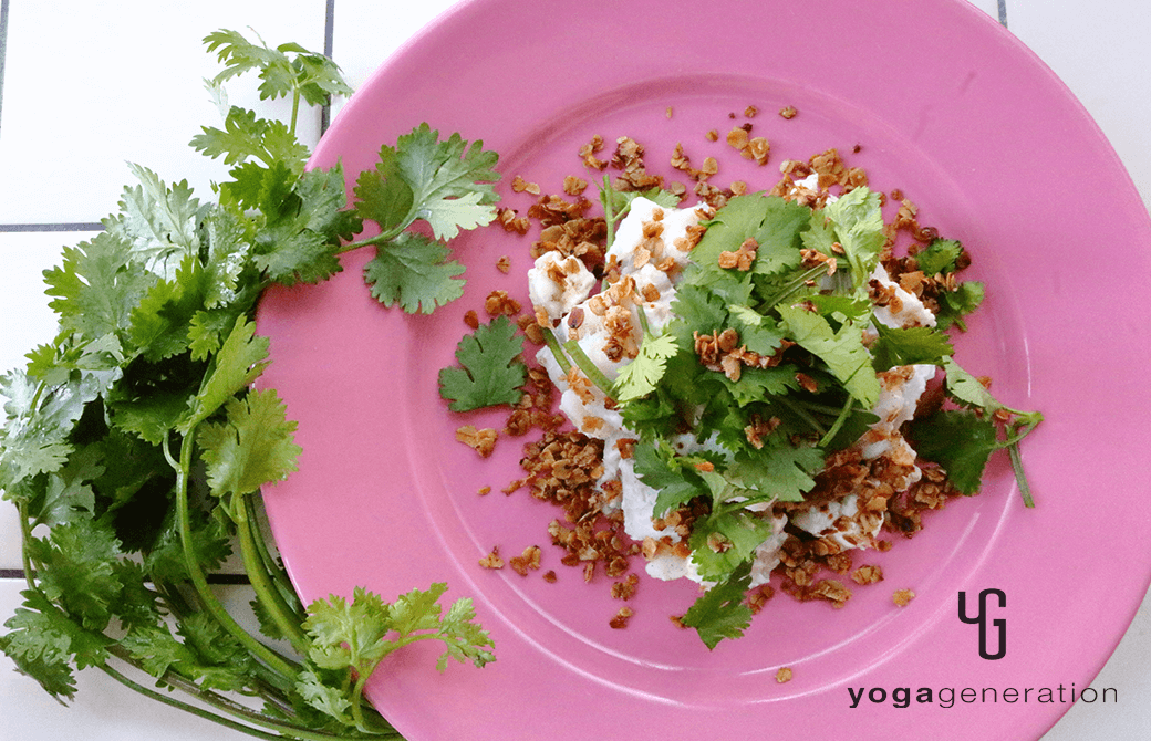 ピンクのお皿に盛り付けたサトイモとクリームチーズのホットサラダ