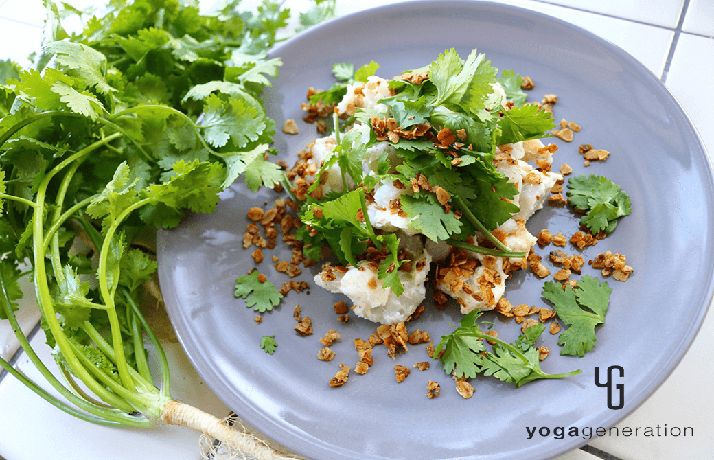 グレーのお皿に盛り付けたサトイモとクリームチーズのホットサラダ