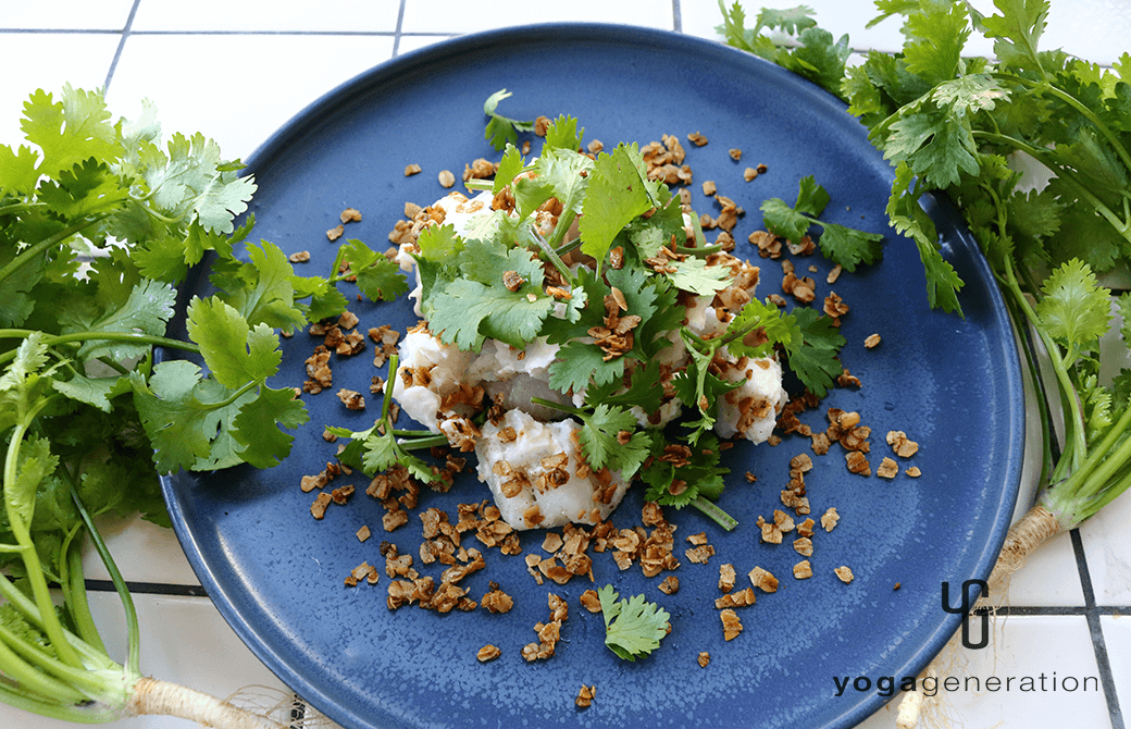 インディゴのお皿に盛り付けたサトイモとクリームチーズのホットサラダ