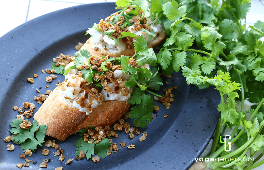 黒いのお皿に盛り付けたサトイモとクリームチーズのホットサラダ