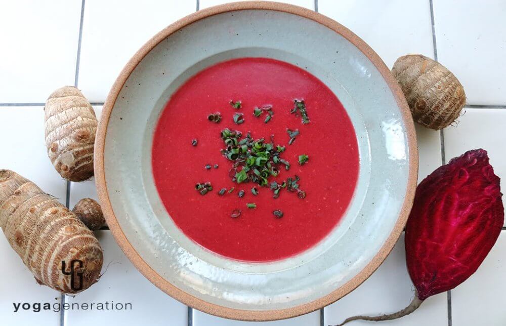 サトイモとビーツのクリーミーなお味噌汁