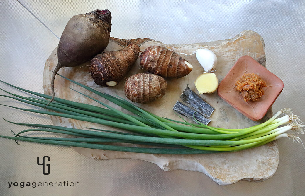 材料のサトイモやビーツ、ショウガなど