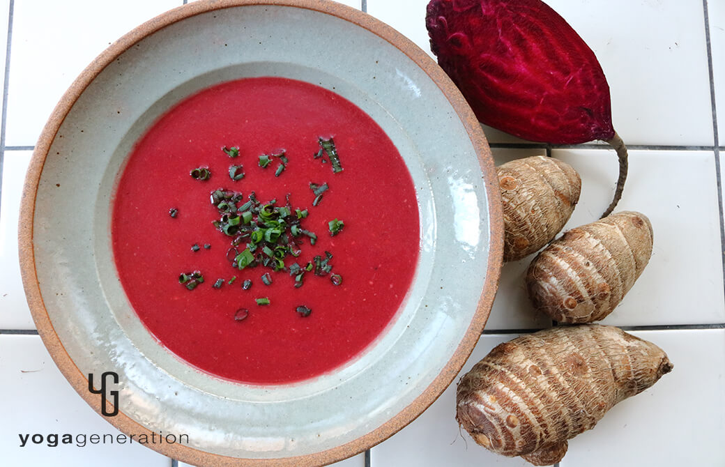 グレーのお皿に盛り付けたサトイモとビーツのクリーミーなお味噌汁