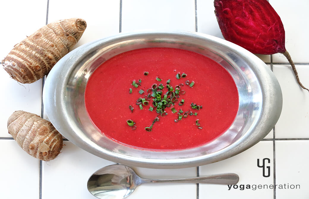 シルバーのお皿に盛り付けたサトイモとビーツのクリーミーなお味噌汁