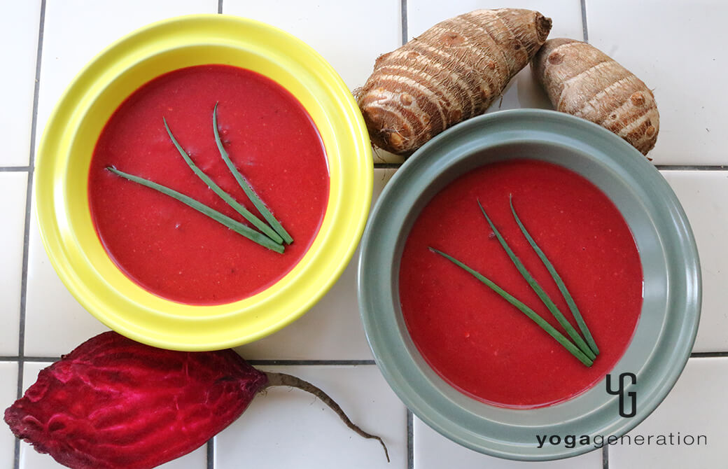 細ネギをトッピングした、サトイモとビーツのクリーミーなお味噌汁