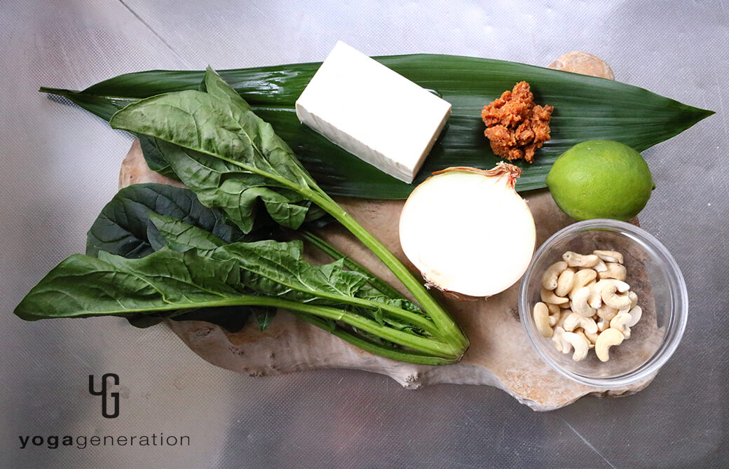 材料のホウレン草や豆腐、タマネギなど