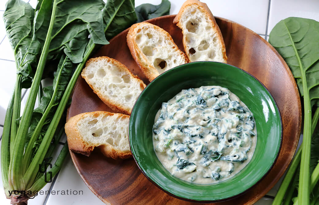 緑の器＆木皿に盛り付けたホウレン草とお豆腐のコク旨ヴィーガンディップ