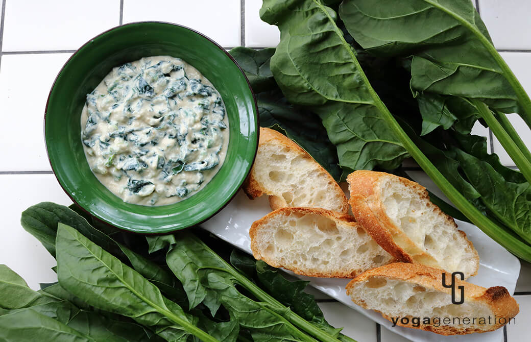 緑の器＆白い長皿に盛り付けたホウレン草とお豆腐のコク旨ヴィーガンディップ