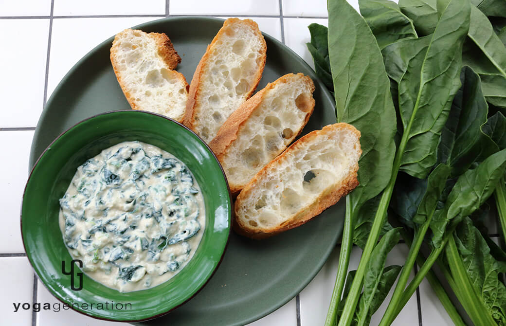 緑の器＆モスグリーンのお皿に盛り付けたホウレン草とお豆腐のコク旨ヴィーガンディップ