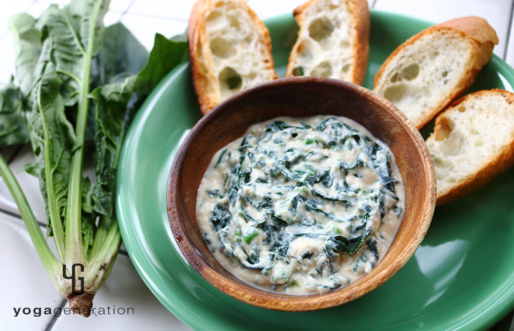 緑の器＆青緑のお皿に盛り付けたホウレン草とお豆腐のコク旨ヴィーガンディップ